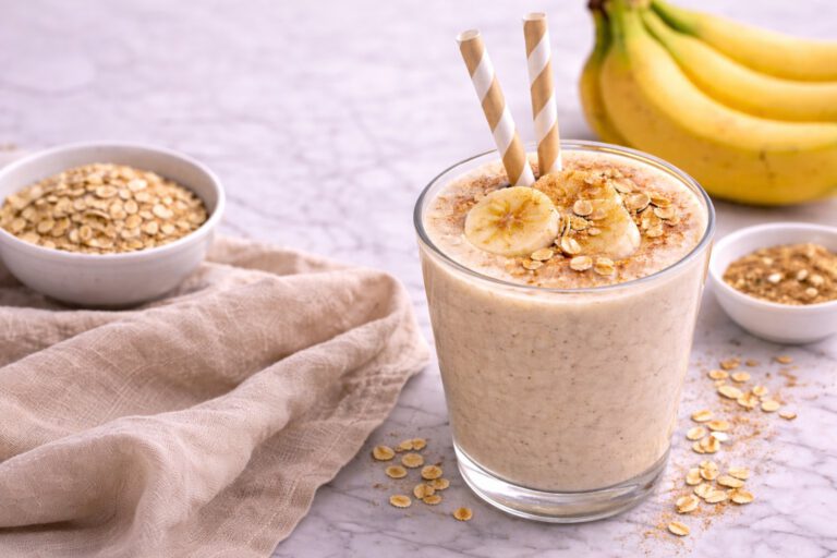 Smoothie cu kefir, banană și ovăz