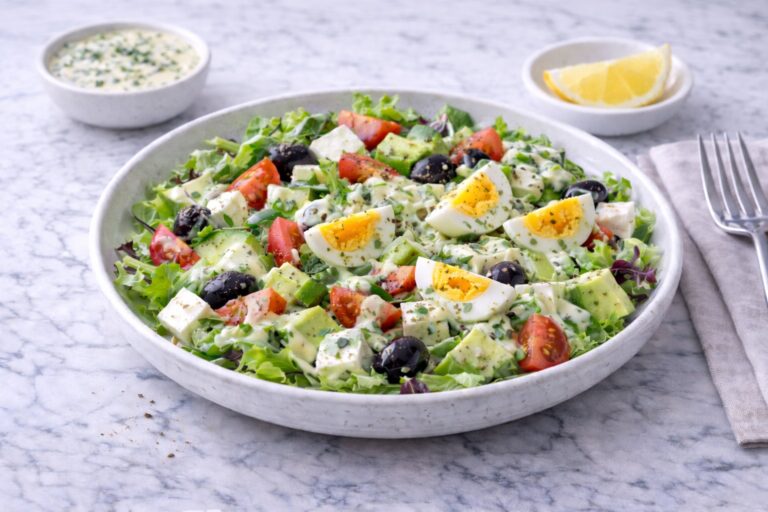 Salată cu ou, avocado, telemea și măsline